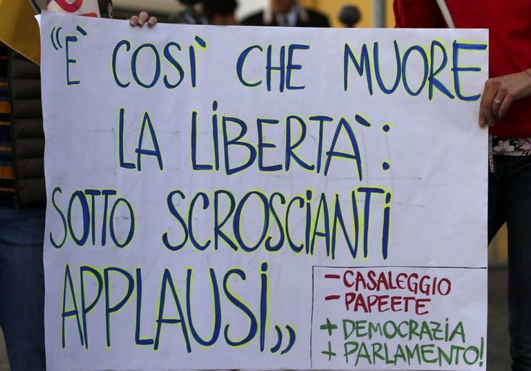 Muore democrazia.jpg