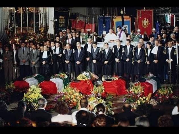 f1_0_accadde-oggi-25-maggio-1992-si-celebrano-i-funerali-di-giovanni-falcone-video.jpg