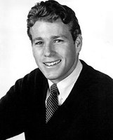 220px-Ryan_Oneal_-_1968.jpg