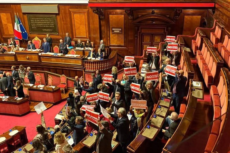 Opposizione in senato.jpg Opposizione in senato.jpg